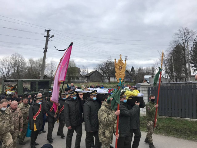 У Чернівецькій області попрощалися із загиблим у зоні ООС воїном 10-ї ОГШБр Ярославом Карлійчуком 06 У Чернівецькій області попрощалися із загиблим у зоні ООС воїном 10-ї ОГШБр Ярославом Карлійчуком 06