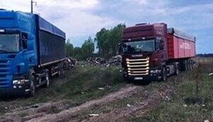 Два грузовика со львовским мусором перехватили под Киевом. ФОТОрепортаж+ВИДЕО