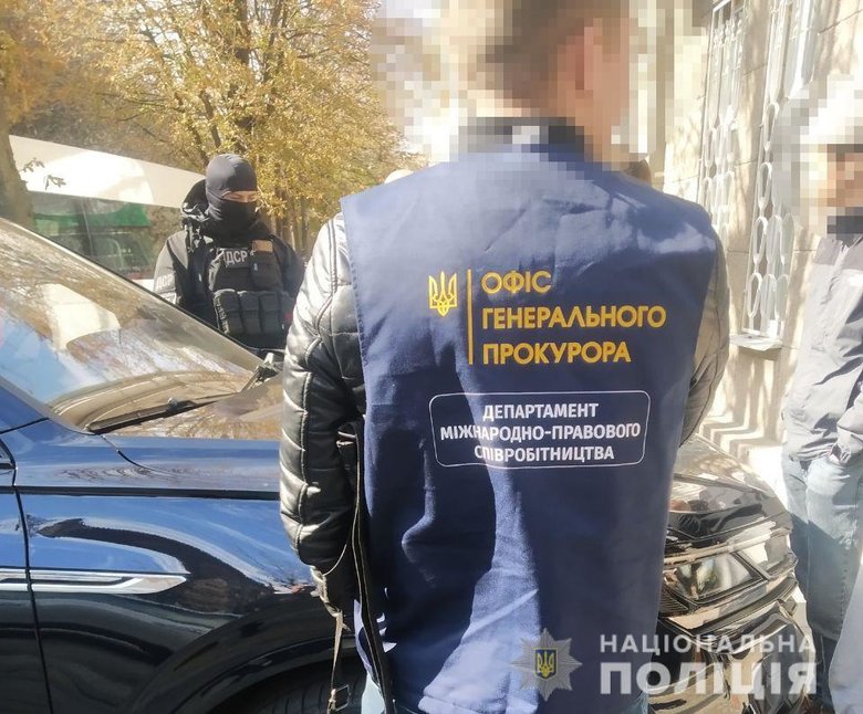 Поліцейські затримали учасника міжнародної шахрайської схеми з інвестиціями: сума завданих громадянам збитків - 10 млн євро 04
