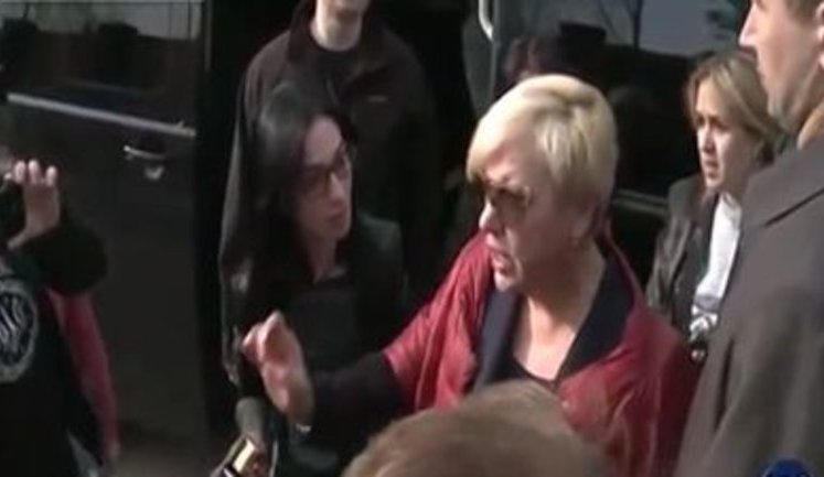 "Я пишу заяву про відставку", - Гонтарева активістам, які заблокували її будинок. ВIДЕО