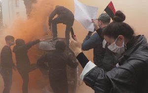 Protesters burn down old police vehicle in front of Ukrainian Parliament. VIDEO&PHOTOS