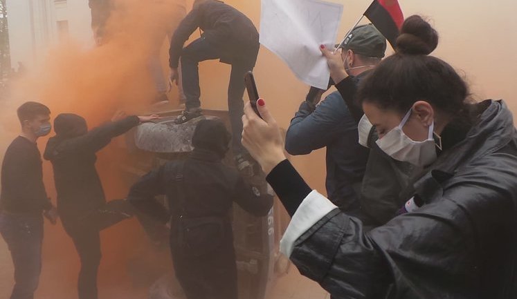 Protesters burn down old police vehicle in front of Ukrainian Parliament. VIDEO&PHOTOS