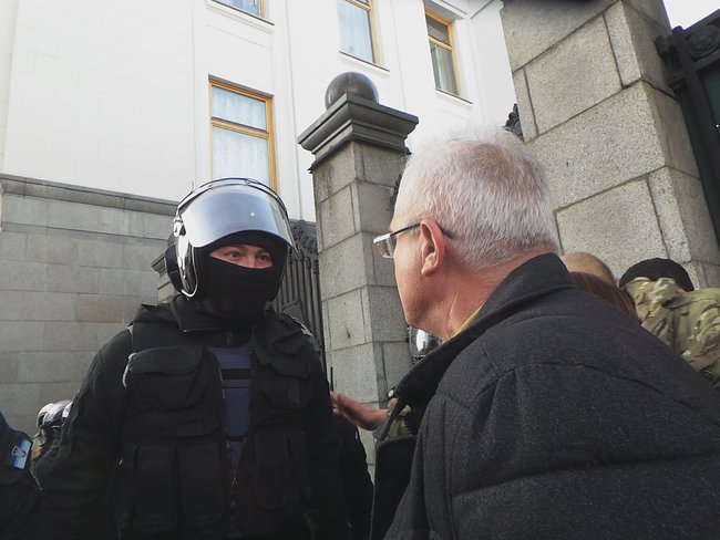 Поліція: Затримано найактивніших учасників акції під Радою, намети демонтовано 12