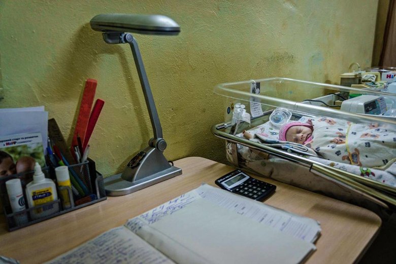 У Харкові пологовий будинок переїхав під землю: мами та діти сплять у коридорах 03 У Харкові пологовий будинок переїхав під землю: мами та діти сплять у коридорах 03