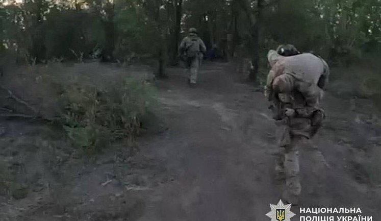 Витягнув з-під обстрілу та годину ніс на плечах: поліцейський з позивним Карабін врятував життя тяжкопораненого побратима на Донеччині. ФОТОрепортаж
