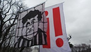 Учасники "Маршу за майбутнє" вирушили до будинку Порошенка. ВIДЕО