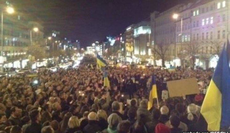 10 тысяч жителей Праги вышли на митинг солидарности с Евромайданом. ФОТО