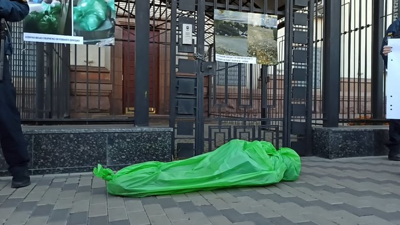 Россия сделала из Донбасса концлагерь: активисты принесли мешки с трупами под посольство РФ в Киеве - требуют открыть КПВВ 07 Россия сделала из Донбасса концлагерь: активисты принесли мешки с трупами под посольство РФ в Киеве - требуют открыть КПВВ 07