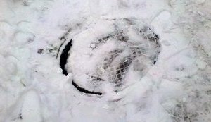 Комунальники в Києві помилково заварили люк колодязя теплотраси, де ночував безпритульний