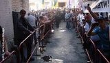 Из зала Печерского суда выносят людей в бессознательном состоянии