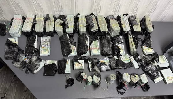 На пункті "Порубне - Сірет" жінка намагалась вивезти 970 тисяч доларів у тайнику авто