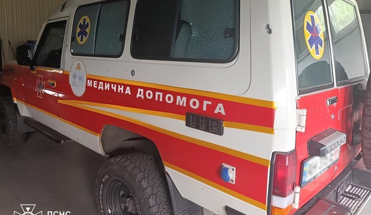 Окупанти вдарили по рятувальниках на Донеччині: пошкоджено санітарний автомобіль. ФОТОрепортаж