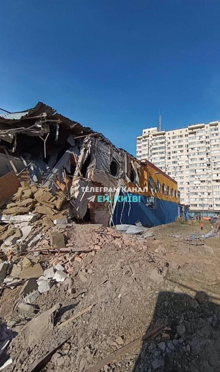 Російська атака суттєво пошкодила супермаркет Varus на Солом'янці в Києві