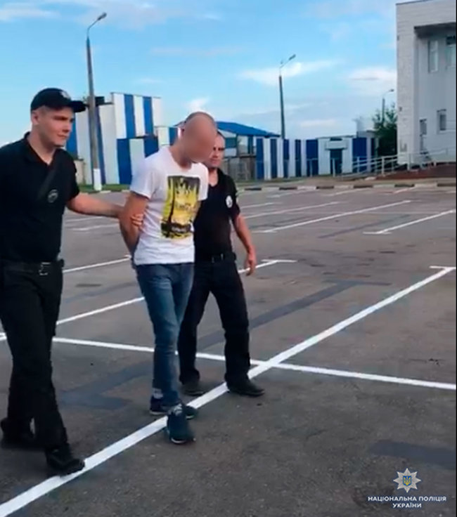 Украинец и албанец вербовали на Буковине девушек для занятия проституцией в Италии, - Нацполиция 02