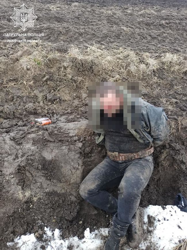 На Львівщині пяний водій стріляв у патрульних з мисливської рушниці 01