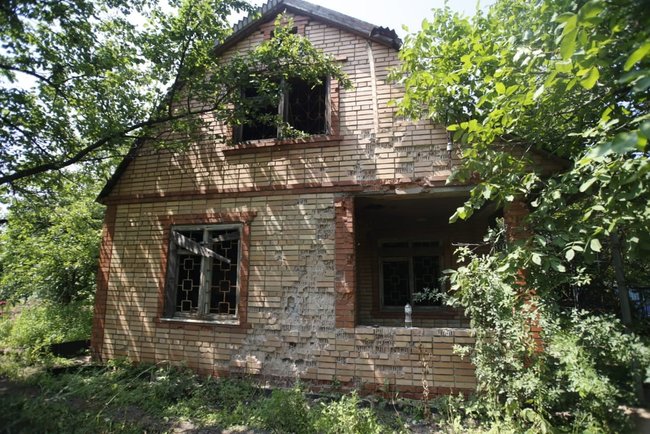 Наслідки терористичного обстрілу цивільної інфраструктури Авдіївки: пошкоджено житлові будинки, один будинок зруйнувала пожежа 09