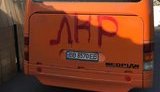 Вандали розмалювали автобус, який курсує від КПВВ "Станиця Луганська" до зруйнованого мосту