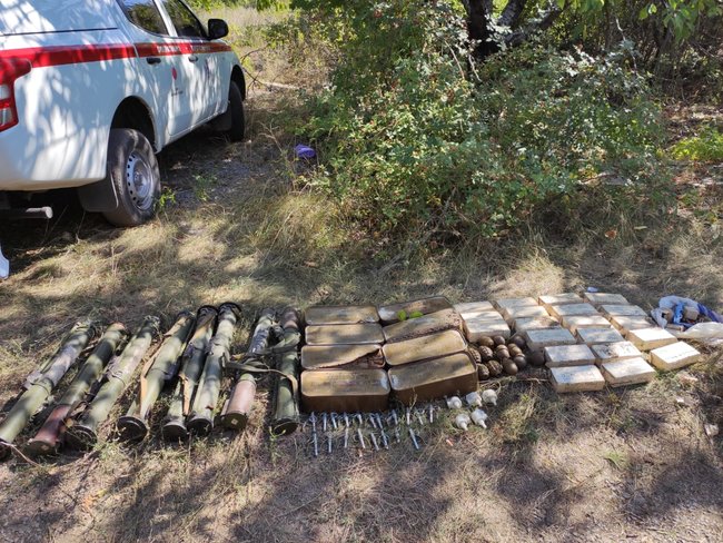 Схрон з боєприпасами виявили в Новотроїцькому 04