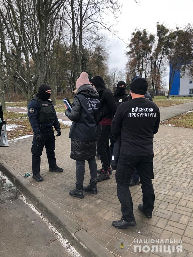 Військовослужбовців одного з розвідувальних батальйонів на Житомирщині впіймали на виготовленні та збуті наркотиків: вилучено зброю, валюту і товар на мільйон 02