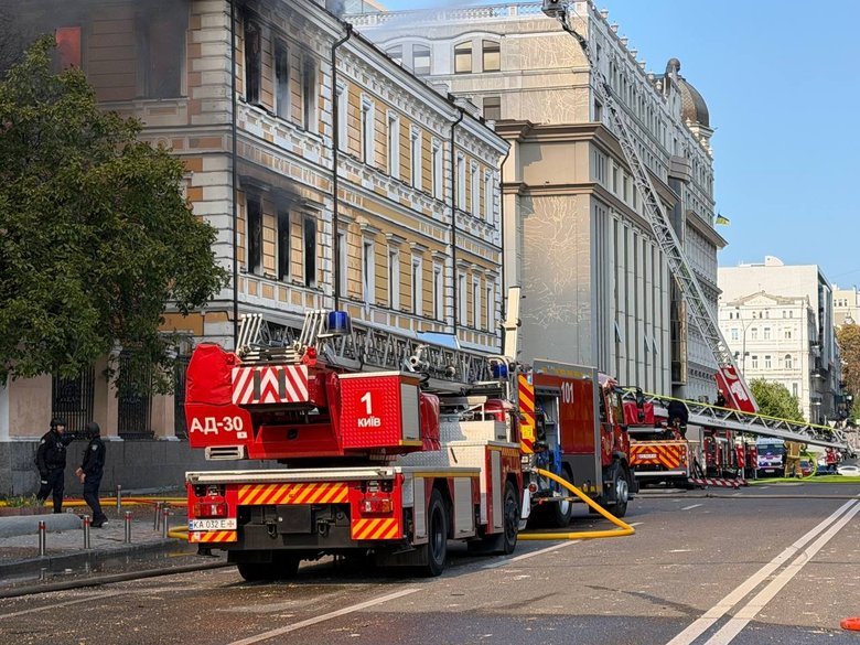 Люди рятуються з охопленої вогнем будівлі НАН України після удару РФ