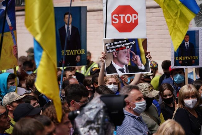 10 тис. осіб зібралися біля стін Печерського райсуду на підтримку Порошенка, - пресслужба ЄС 05