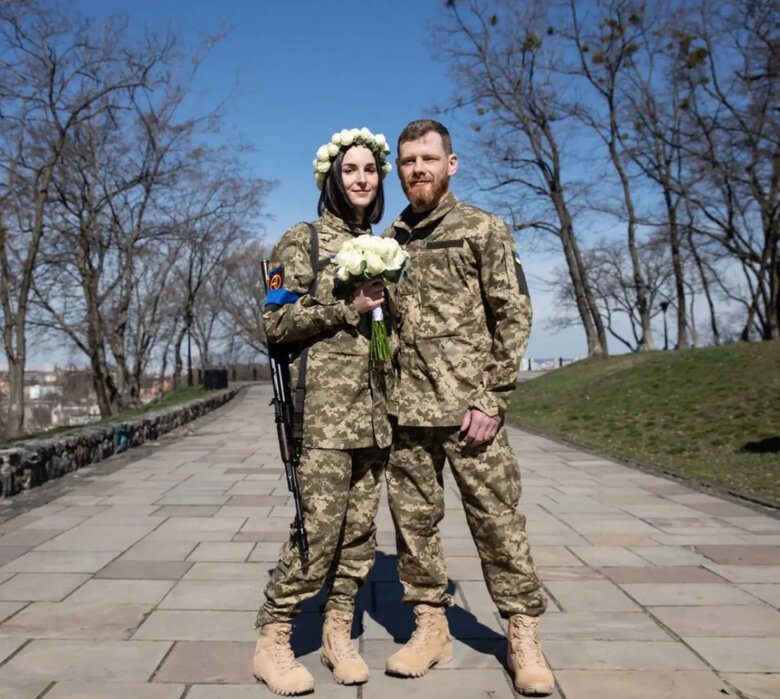 Загинув український захисник В’ячеслав Хохлюк, кадри з весілля якого облетіли весь світ 05