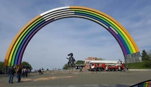 People identifying themselves as Right Sector, Svoboda members prevented decoration of People’s Friendship Arch in downtown Kyiv. VIDEO+PHOTOS