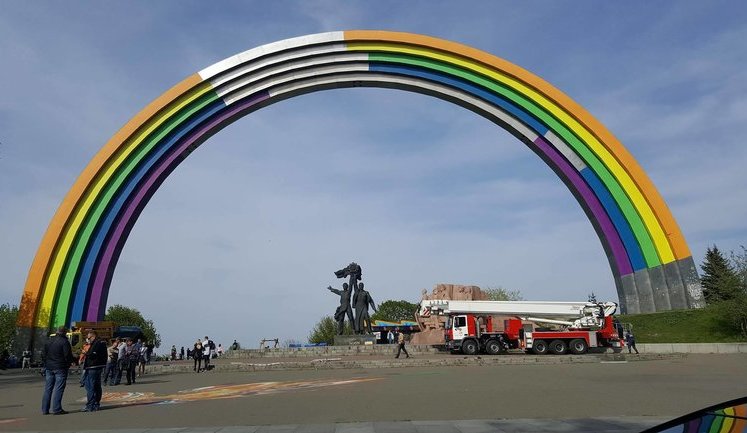 People identifying themselves as Right Sector, Svoboda members prevented decoration of People’s Friendship Arch in downtown Kyiv. VIDEO+PHOTOS