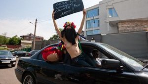 Голые девушки за рулем авто оккупировали посольство Саудовской Аравии. ФОТОрепортаж