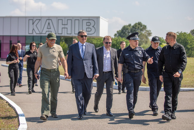 Аваков проинспектировал Центр авиации Нацполиции на Черкасщине 02