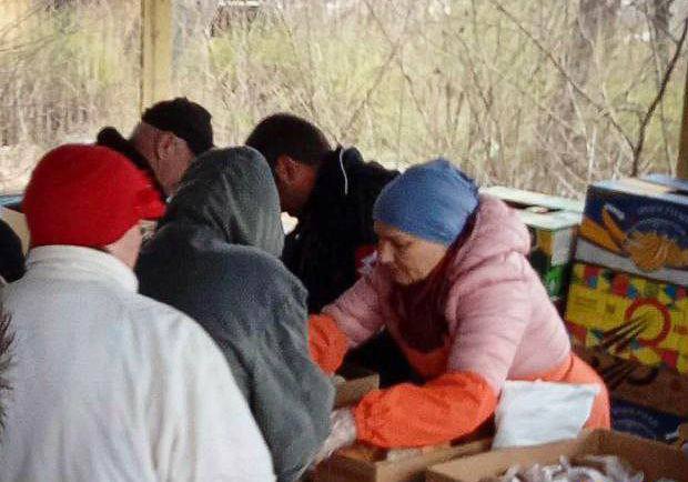 Мариупольцы вынуждены часами стоять в очереди за едой 01