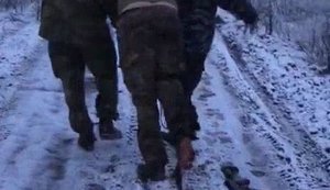 Окупанти тягнуть пораненого поплічника з відірваною ногою. ВIДЕО