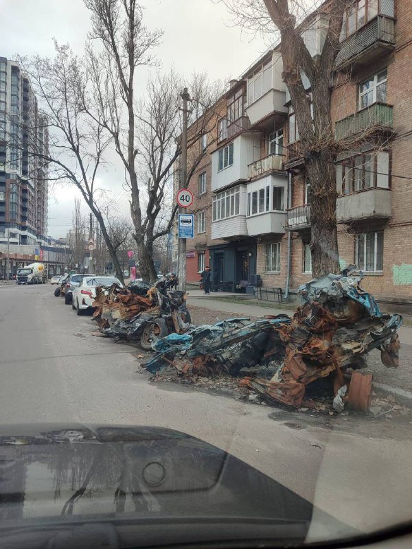 Cars damaged by Russian shelling will be removed from Kyiv streets