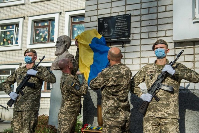 Меморіальну дошку загиблій у зоні ООС старшому солдату ЗСУ Ярославі Никоненко відкрили в Миргороді 01 Меморіальну дошку загиблій у зоні ООС старшому солдату ЗСУ Ярославі Никоненко відкрили в Миргороді 01