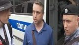 "Кто нерусского привел? Американец свободен", - полиция высадила из автозака гражданина США, задержанного во время акции протеста в Москве. ВИДЕО