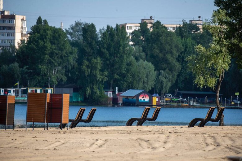 Зона відпочинку біля мосту-хвилі на Оболонську набережну