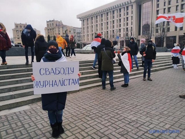 На Майдане в Киеве организовали цепь солидарности с протестующими в Беларуси 04