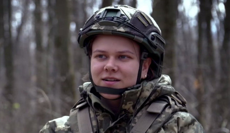По "Контракту 18-24" в ряды ВСУ присоединилась первая девушка, она будет служить в 72-й бригаде. ВИДЕО