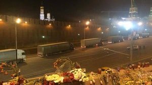 "Путин собрался в Ростов?", - к Кремлю подъехала колонна белых грузовиков, вызвав бурное обсуждение в соцсети. ФОТО