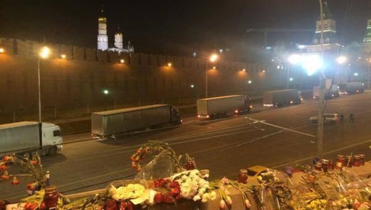 "Путин собрался в Ростов?", - к Кремлю подъехала колонна белых грузовиков, вызвав бурное обсуждение в соцсети. ФОТО