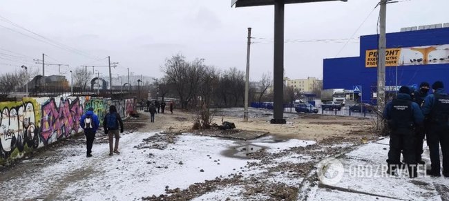 Эпицентр в Киеве все-таки закрылся. Недалеко от гипермаркета дежурит Нацгвардия и полиция 03 Эпицентр в Киеве все-таки закрылся. Недалеко от гипермаркета дежурит Нацгвардия и полиция 03