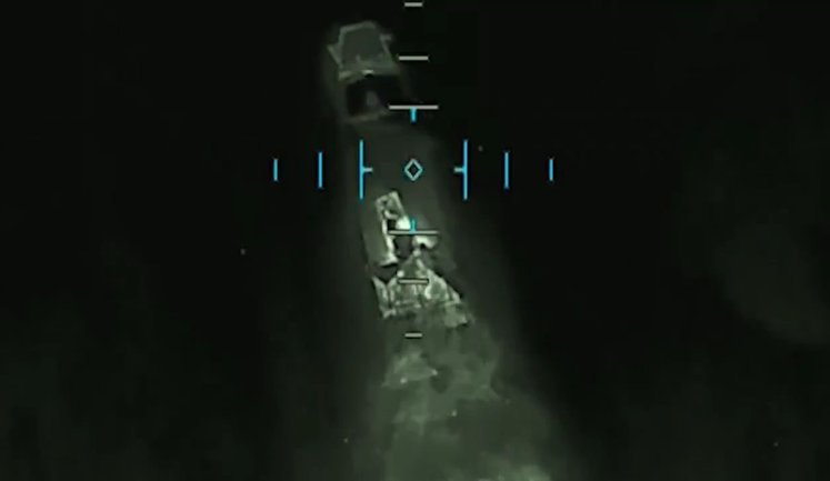 Оператор дрона метко сбрасывает два боеприпаса в заполненный оккупантами грузовик, который мчится на полном ходу. ВИДЕО