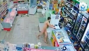 Голый "герой сво" устроил погром в продуктовом магазине оккупированного Енакиево. ВИДЕО
