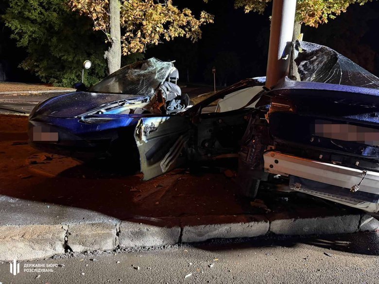 У Харкові військовий на Tesla не впорався з керуванням: водій і пасажирка загинули