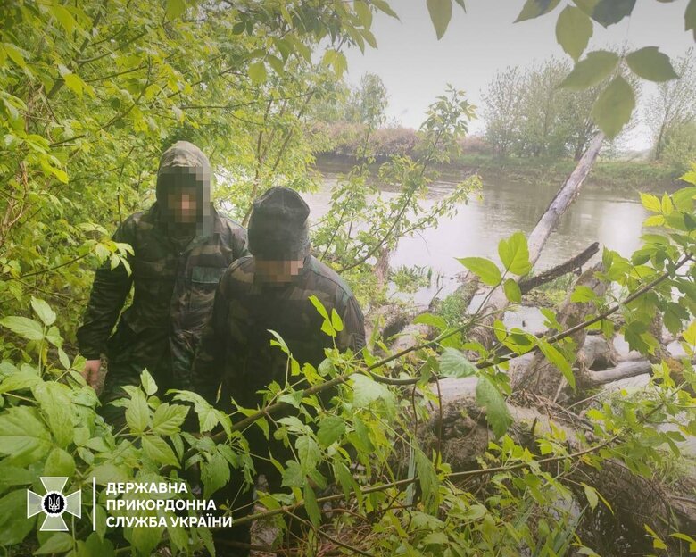 Чоловіки переплили річку, що потрапити в Україну