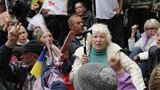 Пенсионерка, отсидевшая за повреждение венка Януковича, продолжает участвовать в акциях протеста у Печерского суда. ФОТОФАКТ