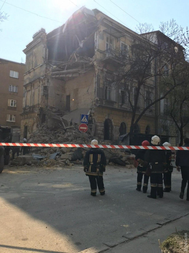 В центре Одессы обрушилась стена старинного дома 05
