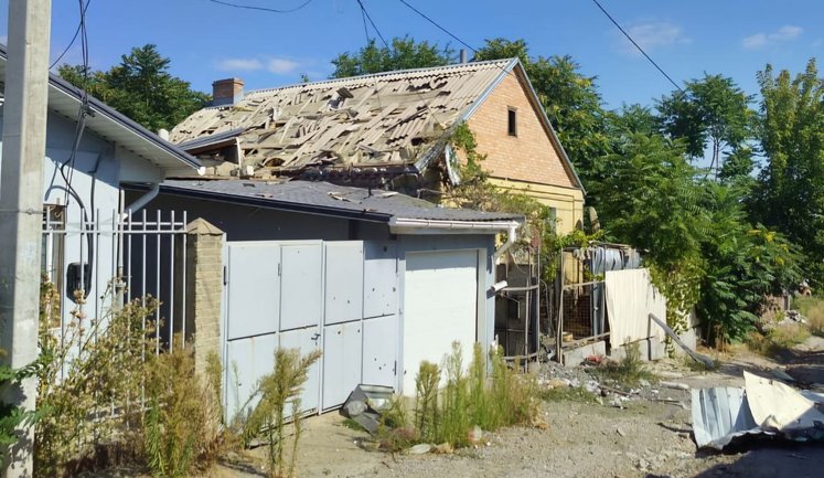 Окупанти впродовж дня били по двох районах Дніпропетровщини: пошкоджені будинки, сталися пожежі. ФОТОрепортаж