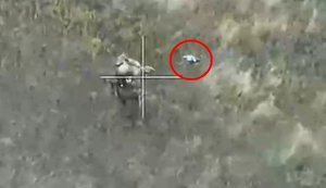 Дрон кружляє над окупантом, який приречено йде забур’яненим полем. ВIДЕО