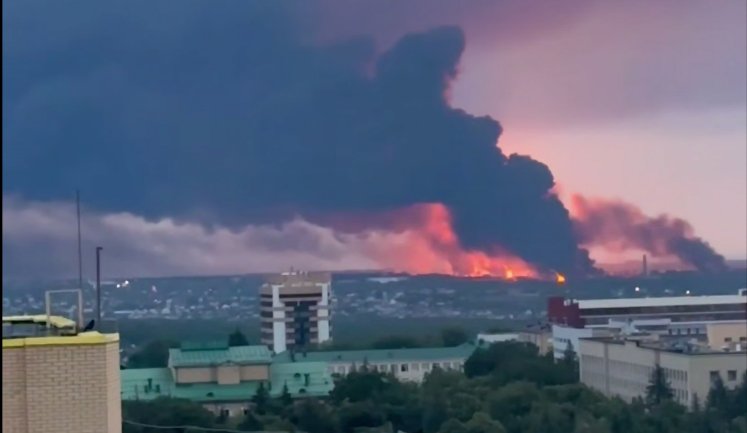 "Далекобійні санкції" України: Зеленський повідомив про ураження нафтобаз і танкерів РФ. ВIДЕО